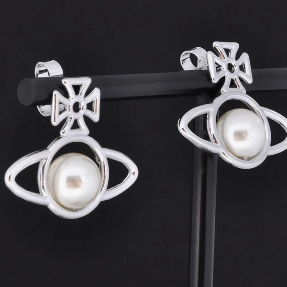 Vivienne Westwood Saturn Pearl Earrings